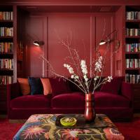 Красный диван в интерьере: интересные решения расстановки мебели, особенности сочетания цветов, советы дизайнеров